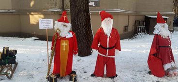 Jutro na placu Legionów spotkanie ze św. Mikołajem, a już dziś przy WDK-u można podziwiać makiety ukazujące postać św. Mikołaja. Zrobili je uczniowie